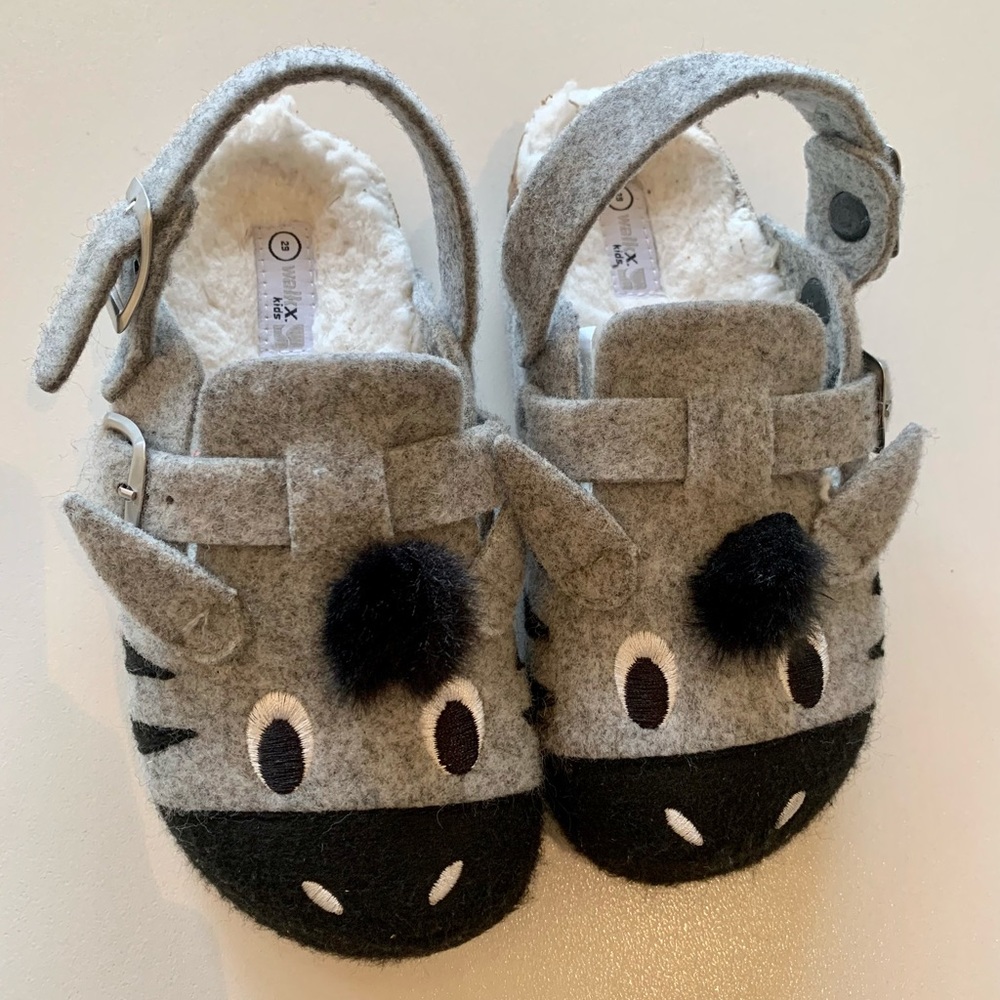 Kids slippers size 29EUR